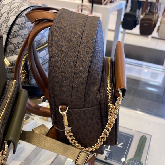 MICHAEL KORS
Maisie Extra-Small Logo 2-in-1 Backpack
Brown 
NWT - Picture 3 of 16